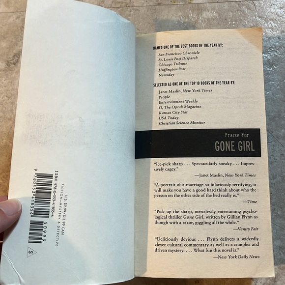 Gone Girl. A Novel. Written by Gillian Flynn. Paperback book - Picture 3 of 5